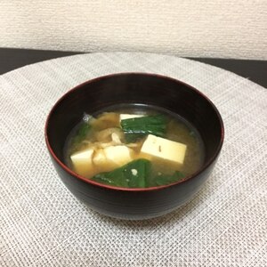 青菜と油揚げと豆腐のお味噌汁